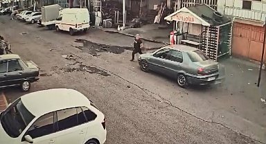 Otomobille çarpıp dövdüler; o anlar kamerada