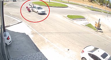 Otomobille çarpışan motosikletin sürücüsünün yaralandığı kaza kamerada