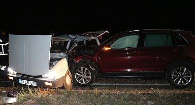 Otomobiller çarpıştı; evli çift öldü, 2'si çocuk 4 yaralı