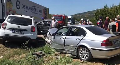 Otomobiller kafa kafaya çarpıştı: 2'si çocuk, 4 yaralı