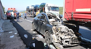 Otoyolda, otomobil TIR'a arkadan çarptı: 3 yaralı