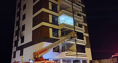 Oturduğu evi ateşe verdi; eşyaları sokağa attı