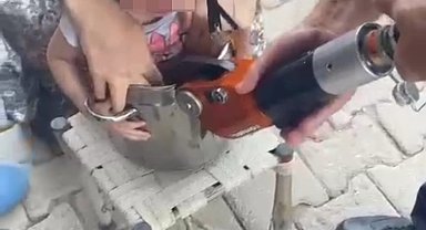 Oyun oynarken girdiği düdüklü tencereye sıkıştı