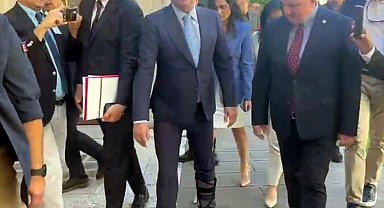 Özgür Özel, kırık ayağına takılan atel ile TBMM Genel Kurulu'na katıldı