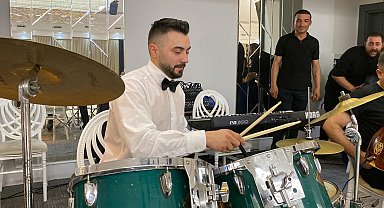 Paramedik damat bateri çaldı, doktor gelin oynadı