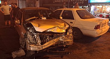 Park halindeki 4 araca çarptı, yaralı arkadaşını bırakıp kaçtı