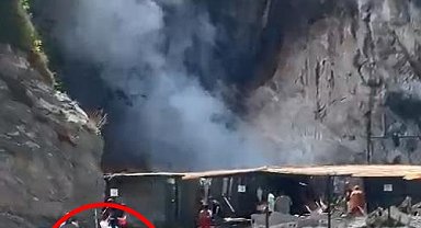 Plajdaki depo yangınına tatilciler de kovayla su dökerek müdahale etti