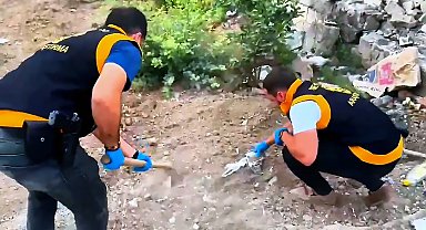 Polis, dedektörle arama yaptı; toprağa gömülü 7 silah ele geçirildi