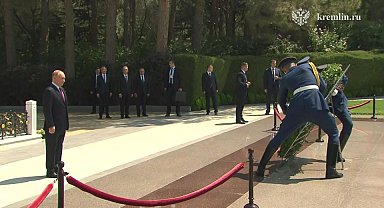 Putin, Haydar Aliyev'in mezarını ziyaret etti