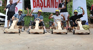 Rize'de dansçılardan 'Ülkelerarası Tahta Araba Yarışması'