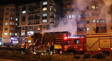 Rize'de karton yüklü TIR'ın dorsesi yandı, Sahil Yolu'nda kilometrelerce araç kuyruğu oluştu