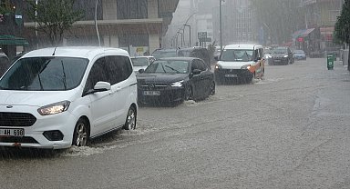 Rize'de sağanak yolları göle çevirdi
