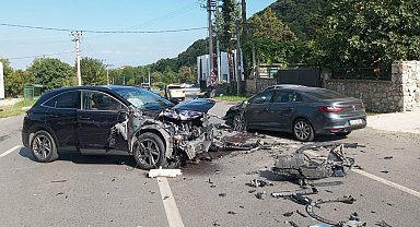 Sakarya'da 2 otomobil ile cip çarpıştı: 3 yaralı