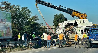 Sakarya'da sebze yüklü kamyon devrildi: 1'i ağır 2 yaralı