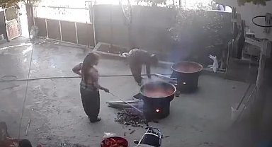 Salça yaparken patlama oldu, kazan devrildi; o anlar kamerada