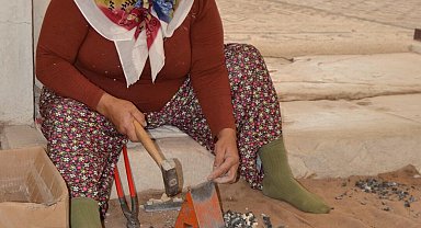 Sardes Antik Kenti'ndeki sinagogun taban mozaiklerini kadınlar yeniliyor