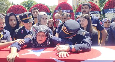 Şehit Astsubay Çavuş, son yolculuğuna uğurlandı; annesi törene sedye ile getirildi