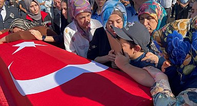 Şehit babasını son yolculuğuna fotoğrafını öperek uğurladı