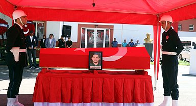 Şehit polis memuru için tören