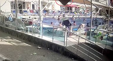 Şezlongda güneşlenirken üzerine baca kapağı düşen hemşire kurtarılamadı