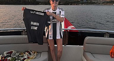 Sharon Stone'a, Bodrum'da Beşiktaş forması hediye edildi