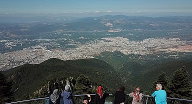 Sıcaktan bunalıp nefes almak için çıktıkları Uludağ'da, İstanbul'u görmeye çalıştılar