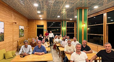 Sınıfa dönüştürülen kafede, 32 yıl sonra duygusal buluşma; yine yoklamaya geç kaldılar