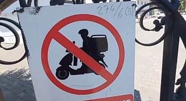 Sipariş götüren motokuryeden, 'Motorlu kurye giremez' uyarısına 'motosiklet' tepkisi