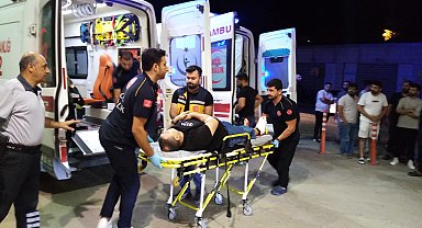 Sitenin bahçesinde içki içen komşularını bıçakladı