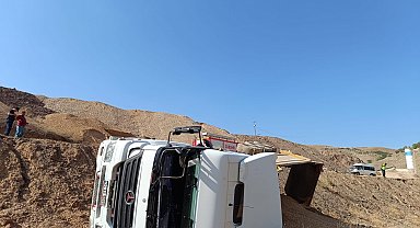 Sivas'ta devrilen mıcır yüklü kamyonun şoförü öldü