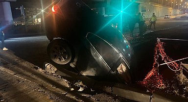 Sivas'ta hafif ticari araçla çarpışan otomobil, yol çalışması için açılan çukura düştü: 5 yaralı