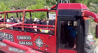 Şoför turistlerin su savaşına katılmak için yerinden kalkınca, hareket eden otobüs otomobile çarptı