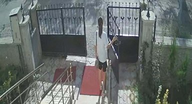 Sokak köpeklerinin küçük çocuğu kovaladığı anlar kamerada