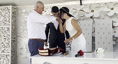 Son nikahı kızına kıydı; 'Gelin hanım' diye hitap etti, cübbesini çıkarınca 'kızım' diyerek sarıldı