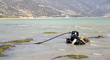 Sondajla yer altı suyunu bitirince, yüzlerce pompayla gölün suyunu alıyorlar