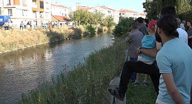 Sulama kanalına düşen çocuğu kurtardı, kendisi kayboldu