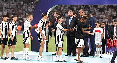 Süper Kupa şampiyonu Beşiktaş kupasına kavuştu