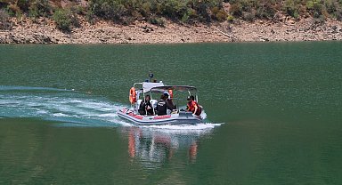 Suya batan helikopterin enkazını çıkarmak için balon sistemi kuruluyor
