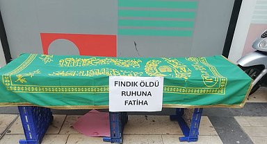 Tabutun üzerine 'Fındık öldü ruhuna Fatiha' yazıp, sosyal medyada canlı yayın yaptı