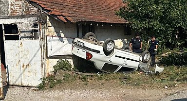 Takla atıp duvara çarpan otomobilin sürücüsü ile eşi yaralandı