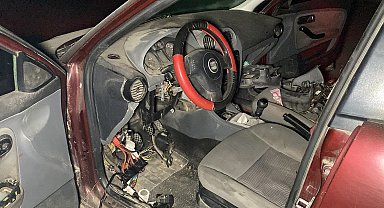 Tamir için bırakılan otomobili parçalara ayırıp, motorunu söktü