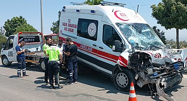Tankere çarpan ambulansın sürücüsü ile 2 acil tıp teknisyeni yaralandı