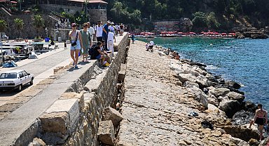 Tarihi limandaki mendirekte çatlaklar genişledi, taşlar devrildi