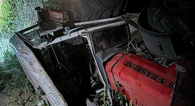 Tarlaya devrilen traktörün sürücüsünü kabin kurtardı