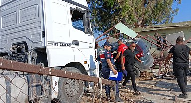 Tarsus'ta otomobil ile TIR çarpıştı: 1 ölü, 6 yaralı
