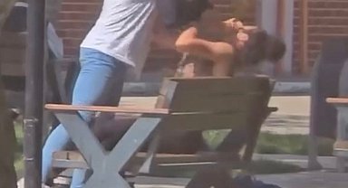 Tartıştığı sevgilisinin boğazını sıkıp, defalarca yumrukladı; o anlar kamerada