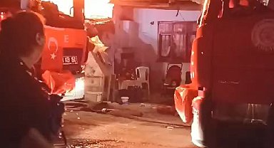 Tek katlı ev alev alev yandı