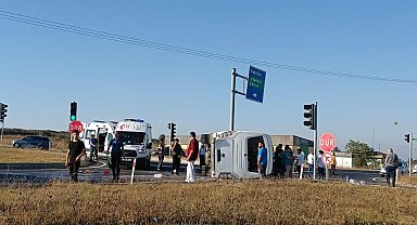 Tekirdağ'da hafif ticari araç, servis midibüsüne çarptı: 11 yaralı