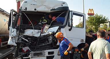 TIR kırmızı ışıkla bekleyen 4 araca çarptı: 2 yaralı