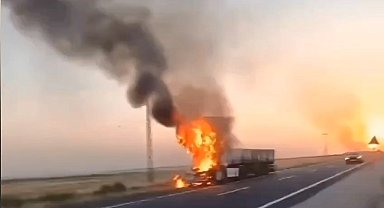 TIR'a arkadan çarpan TIR yandı